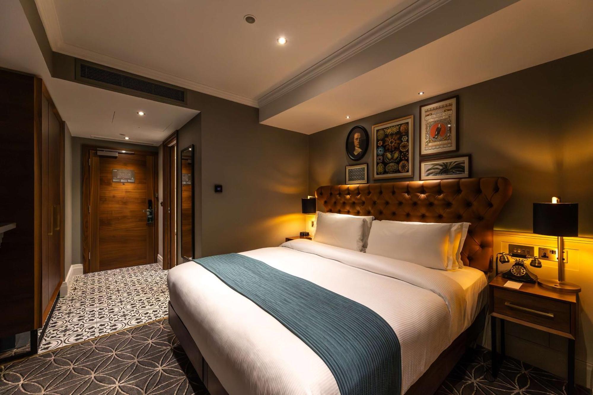 100 Queen'S Gate Hotel London, Curio Collection By Hilton Londres Exterior foto A bedroom at the hotel