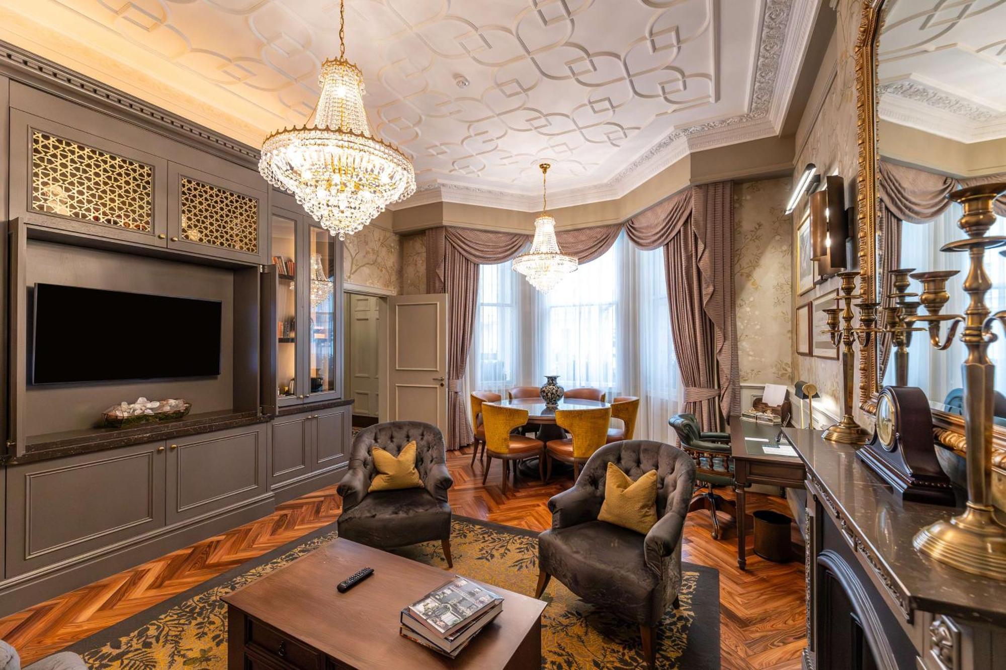 100 Queen'S Gate Hotel London, Curio Collection By Hilton Londres Exterior foto The living room of a suite at the hotel